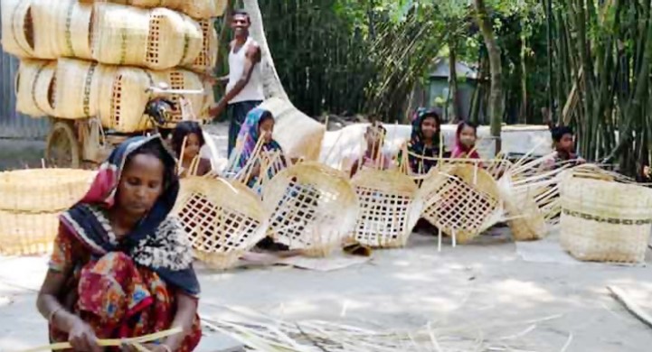 গ্রামীণ নারীর হাতে অর্থনীতির চাকা